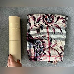 BURBERRY LIGHT SCARF